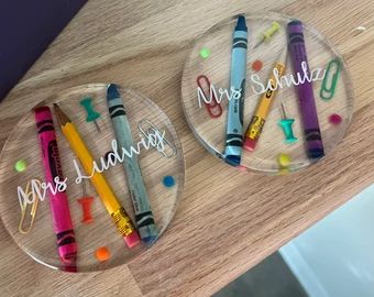 JustACraftyEngineer - Etsy Year End Teacher Gifts, Handmade Teacher Gifts, Epoxy Resin Diy, Diy Resin Projects, Resin Coasters, Diy Resin Art, Diy Resin Crafts, Craft Tutorial, Gift Teacher