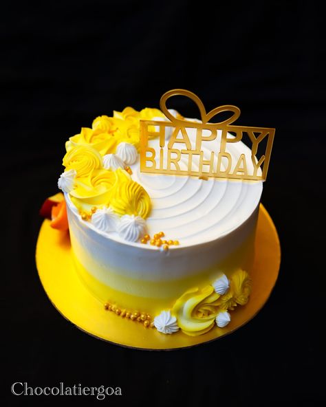 Simple Pineapple Cake Design, Pineapple Decorated Cake, Pineapple Cake Design Ideas, Yellow Cake Design Simple, Yellow Cake Designs Birthday, Rasmalai Cake Designs, Simple Pineapple Cake, August Birthday Cake, Butter Cream Cake Design