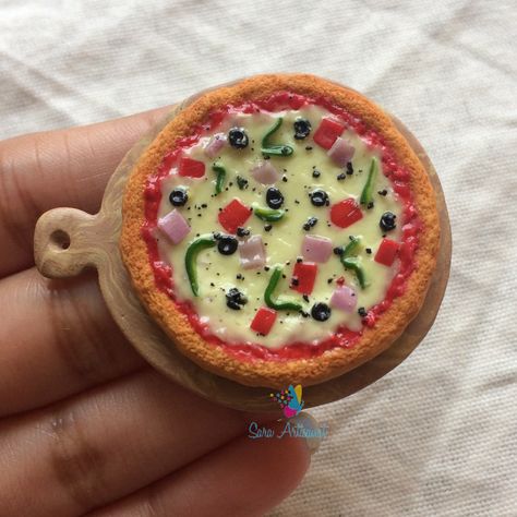 Miniature clay pizza #saraartisanat #clayminiatures #fakefood #fridgemagnets #minifood #polymeclayminiatures #foodpictures #miniaturefood #miniaturepizza Pizza With Clay, Mini Clay Food, Campfire Drawing, Clay Fridge Magnets, Clay Pizza, Clay Fridge, Miniature Pizza, Miniture Food, Clay Crafts For Kids