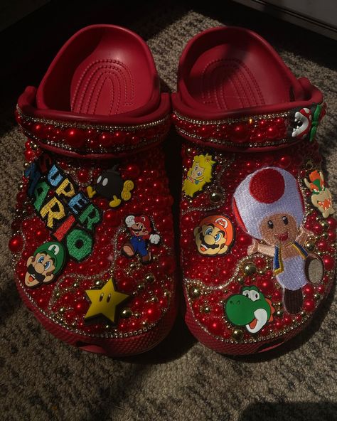 Croc Themes, Junk Crocs, Croc Decor Ideas, Customized Crocs Shoes, Croc Fashion, Horror Shoes, Croc Decor, Crocs Custom, Bedazzled Crocs