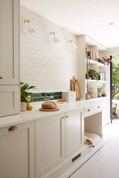 How to make a small kitchen look luxurious Small Kitchen Ideas Classic, Old House Modern Kitchen, Small Aga Kitchen, London Kitchen Ideas, 3.5m Wide Kitchen, Small Kitchen With Patio Doors, Kitchen Surface Ideas, Tiles For Small Kitchen, Small White Shaker Kitchen