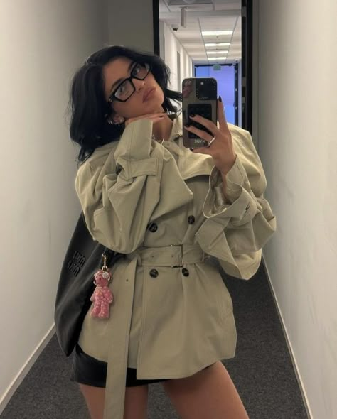 Kylie Jenner Mirror, Kylie Jenner Looks, Kylie Jenner Outfits Casual, Trenchcoat Style, King Kylie Jenner, Looks Kylie Jenner, Trajes Kylie Jenner, Miu Miu Glasses, Estilo Kylie Jenner