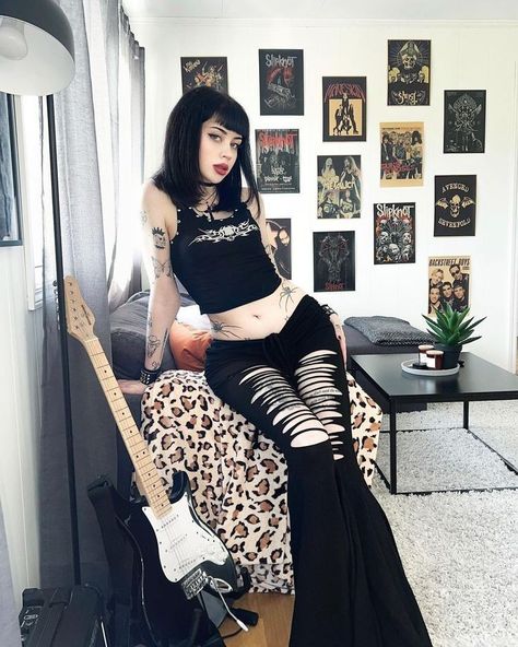 Goth Rockstar Outfits, Slightly Goth Outfits, Punk Rock Show Outfit, Goth Coachella Outfit, Goth Music Festival Outfit, Goth Fashion Inspo Outfits, Gothic Date Outfit, Cute Goth Summer Outfits, Goth Leggings Outfit