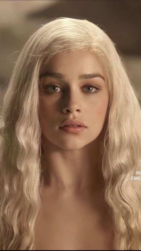 Daenerys Hair, Emilie Clarke, Emilia Clarke Pics, Game Of Thrones Girl, Targaryen Hair, Sherilyn Fenn, Queen Of Dragons, Game Of Thrones Costumes, Game Of Throne Daenerys