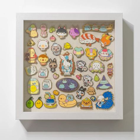 Hat Pin Display Ideas, Places To Put Enamel Pins, Pin Board Collection, Pin Shadow Box Display, Display Enamel Pins, Enamel Pin Board Ideas, Trading Pin Display, How To Display Enamel Pins, How To Display Pins Collection