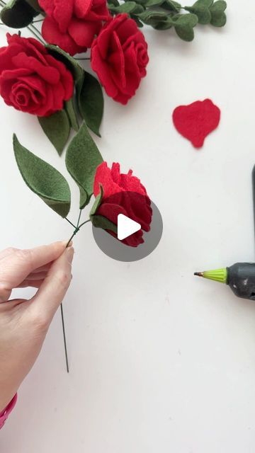 Resa Curbo Creative on Instagram: "How to add leaves and a sepal to a felt rose! I used a 22 gauge wire for the leaves.   #feltrose #feltflower" Felt Roses Diy, Felt Rose, Flower Projects, How To Make Rose, Felt Roses, Felt Leaves, Rose Leaves, February 3, Felt Flower