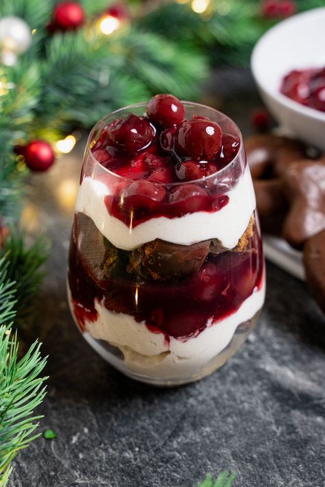 Trifle aus Lebkuchen, Zimt-Creme und (alkoholfreien) Glühwein-Kirschen: Ein festliches Dessert zum Abschluss des vegetarischen Weihnachtsmenüs Lebkuchen Dessert, Winter Snacks, Dessert Christmas, Xmas Recipes, Winter Dessert, Xmas Desserts, Austrian Recipes, Creme Dessert, Winter Desserts