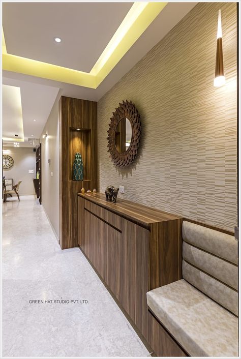 Entrance: corridor & hallway by green hat studio pvt ltd | homify Interior Design Luxury Modern, Modern Corridor, Luxury Interior Design Living Room, Vstupná Hala, Hallway Stairs, Corridor Design, Entrance Modern, Hallway Designs, Hallway Design