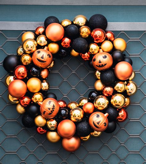 Halloween Wreath Ornaments, Small Halloween Wreath, Easy Diy Halloween Wreath, Ornament Wreath Diy, Halloween Ornament Wreath, Halloween Wreath Ideas, Halloween Door Wreaths, Halloween Ball, Pine Cone Art