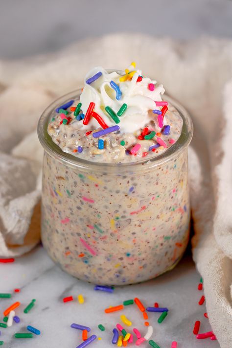 Birthday Cake Overnight Oats - Nutrition to Fit | Lindsey Janeiro - No Fuss, Healthy Recipes! Cake Batter Overnight Oats, Birthday Cake Overnight Oats, Overnight Oats Meal Prep, Oats Meal Prep, Are Overnight Oats Healthy, Oats Meal, Cake Overnight Oats, Cake Batter Protein, High Fiber Breakfast