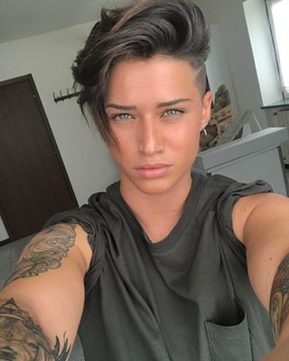 Lesbian Hair, Tomboy Haircut, Androgynous Haircut, Androgynous Hair, Tomboy Hairstyles, Modele Fitness, Mens Hairstyles Thick Hair, Girl Haircuts, Undercut Hairstyles