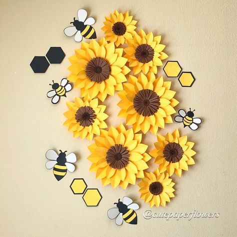 Spring Theme Decor, Bee Display, Bee Paper, Decoration Creche, Sunflower Room, Sunflower Nursery, Bee Nursery, Bee Themed Classroom, Bee Classroom