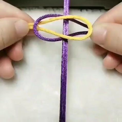 Diy Bracelets With String, Homemade Bracelets, String Crafts, Bracelet Craft Diy, Handmade Jewelry Tutorials, Manualidades Diy, Jewellery Ideas, Textile Jewelry, Macrame Art