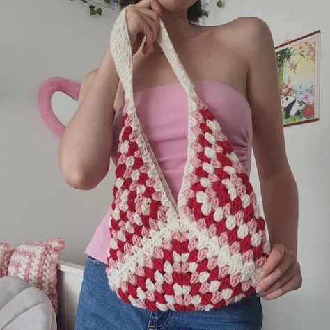 ❤️🩷🤍 Granny square bag ❤️🩷🤍 . . . I'm so happy with this bag (I think you can tell....) The colors, the shape, and the overall look is amazing!!! Looks even better on my bf 😵‍💫🥰 . . . Patern: these are just 3 regular granny squares that are bent in half and sew together with an invisible stitch . . . . . #crochet #corchetbag #handmadebag #crannysquares #grannysquarebag #homemade #crochetaddict #crochetforfun #crochetinspiration #crochetinspo #easycrochetprojects #bags #aestheticideas #iminlov... Invisible Stitch, Granny Square Bag, Easy Crochet Projects, My Bf, Stitch Crochet, Granny Squares, Crochet Granny, Square Bag, Handmade Bags