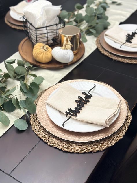 Paper Plates Thanksgiving Table, Black And Gold Fall Table Setting, Thanksgiving Small Table Settings, Black And White Thanksgiving Table, Contemporary Thanksgiving Table Settings, Thanksgiving Modern Table Settings, Thanksgiving Thankful Ideas, Thankgiving Setup Table, Thanksgiving Dinner Decorations