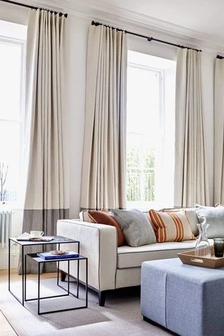 How to choose the right curtain color ... Color Block Drapery Panels, Beige Window, Modern Floors, Reka Bentuk Bilik Tidur, Color Block Curtains, Curtains Living Room Modern, Window Treatments Living Room, Window Treatments Bedroom, Plain Curtains