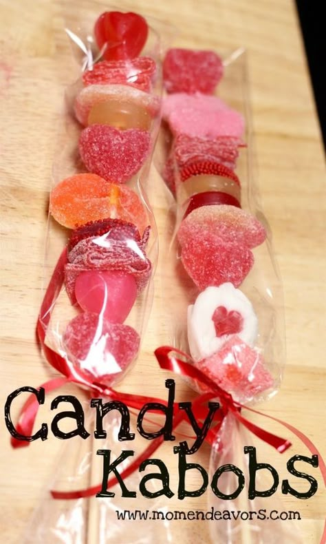 Valentine's Day Sweet Treats | Easy edible craft for almost any holiday or party theme! Maybe favors? Bake Sale Treats, Candy Kabobs, Valentinstag Party, Edible Crafts, Valentines Day Treats, Valentine Candy, Valentine Treats, Kebabs, Bake Sale