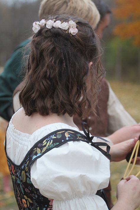 Renisance Fair Hairstyle Short, Ren Faire Short Hairstyles, Renfair Hairstyles Short Hair, Medieval Short Hair, Villager Hairstyles, Short Faerie Hair, Ren Fest Hairstyles Short Hair, Medieval Short Hairstyles, Cottage Core Short Hair