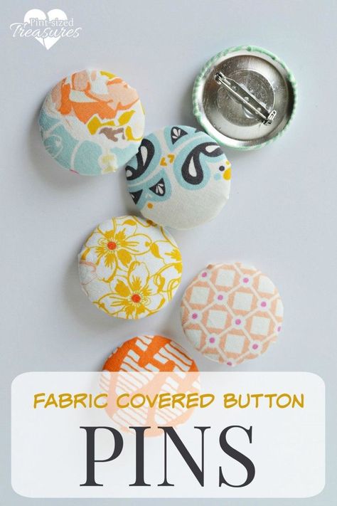 Beautiful upcycled DIY fabric buttons made with different materials. Button Press Ideas, Button Badge Design Ideas, Lapel Pins Diy, Fabric Badges, Diy Badges, Pin Button Design, Badge Ideas, Button Making, Maker Ideas