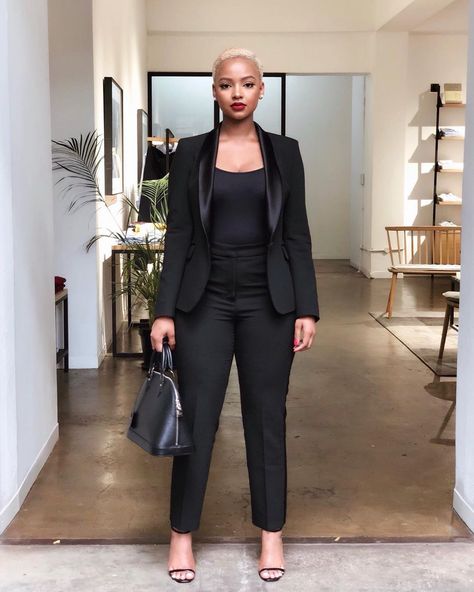 Mihlali Ndamase, Winter Outfits Blackgirl, Soft Feminine Outfits, Work Outfits Frauen, Chic Work Outfit, Corporate Fashion, Stylish Work Attire, Woman Suit Fashion, Classy Work Outfits