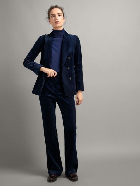 Velvet Trousers Outfit, Velvet Blazer Outfit, Corduroy Blazer Women, Cord Hose, Woman In Suit, Fashion Still Life, Blazer Outfits For Women, Historical Women, Velvet Clothes