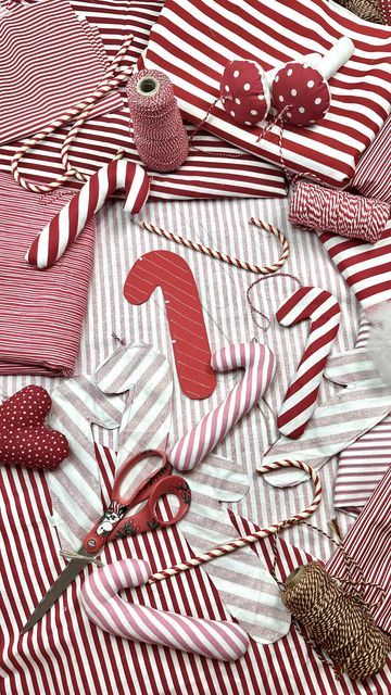 Candy Cane Sewing Pattern, Diy Sewing Christmas Decorations, Sew Gifts For Christmas, Fabric Candy Canes Diy, Sewing Christmas Ornaments Fabric, Christmas Sewing Decorations, Diy Candy Cane Ornaments, Christmas Gifts Sewing, Sewing Christmas Projects