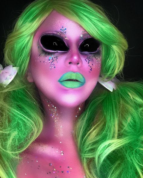 Kat💀 on Instagram: “Bubble Gum Alien 👽✌🏼💕....Using @mehronmakeup paradise AQ paints GLITTER 👽💕- @squadgoalsbeauty LIPS👽💕- @limecrimemakeup liquid lipstick in…” Alien Face Paint, Alien Halloween Makeup, Alien Halloween Costume, Body Painting Art, Monster High Makeup, Alien Cosplay, Halloween Havoc, Alien Makeup, Alien Party