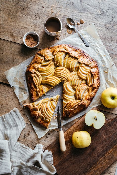 Apple Pie Photography, Rustic Apple Pie, Apple Galette, Desserts Ideas, Caramel Tart, Dessert Simple, Summer Baking, Coconut Caramel, Food Drink Photography