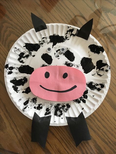 Paper plate cow project Materials: Paper plate, sponge, black paint, black marker, pink paper, googley-eyes, black sticky tape/black paper, glue, scissors Preschool Farm Crafts, Farm Activities Preschool, Farm Theme Preschool, Cow Craft, Maluchy Montessori, Craft For Toddlers, Farm Animal Crafts, Farm Craft, Farm Preschool