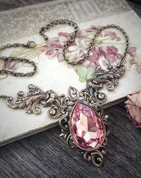 Inexpensive Jewelry, Kraf Diy, Idee Cosplay, Pink Swarovski, Fairytale Fantasy, Magical Jewelry, Rose Necklace, Cheap Jewelry, Fantasy Jewelry