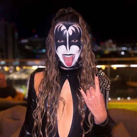 Female Gene Simmons makeup and hair idea #halloween #halloweenmakeup #halloweencostume #kiss Kiss Band Costume Women, Rock Costume Women, Kiss Band Costume, Gene Simmons Makeup, Gene Simmons Costume, Punk Halloween Costume, Kiss Halloween Costumes, Madonna Costume, Halloween Kiss