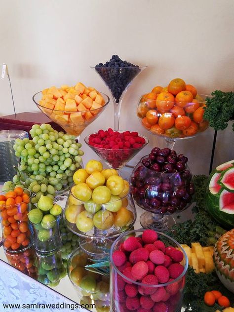 Food Platters Party, Fruit Buffet, Fruit Platter Designs, Decorações Com Comidas, Fruit Displays, Party Food Buffet, Fruit Kabobs, Fruit Display, Party Food Platters