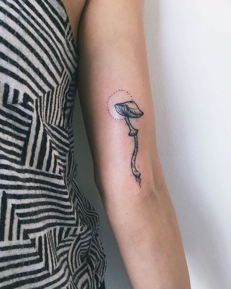 𝓉𝒶𝓉𝓉𝑜𝑜 𝒶𝓇𝓉𝒾𝓈𝓉 on Instagram: “Always down for a mushroom tat 🍄 wraps a bit 🍄 Thanks Monica! . . . . . . . . . . #art #artist #tattoo #handpoke #handpokedtattoo…” Tall Mushroom Tattoo, Mushroom Back Tattoo, Minimalist Mushroom Tattoo, Small Mushroom Tattoo, Minimalist Mushroom, Mushroom Tattoo, Small Mushroom, Mushroom Tattoos, Artist Tattoo