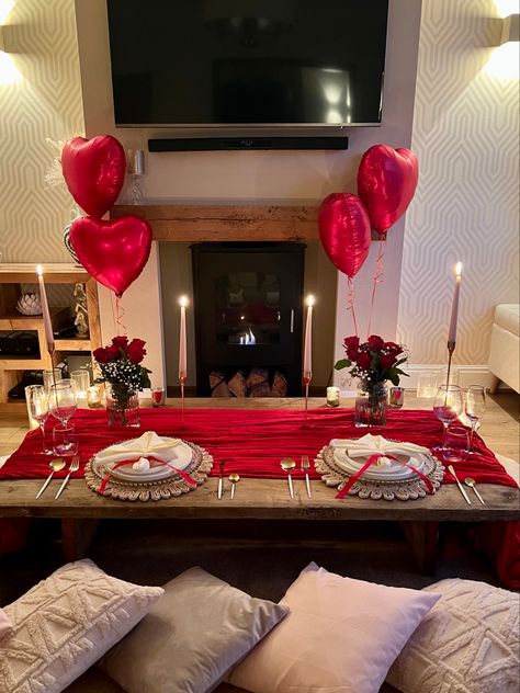 Ideas Noche Romantica En Casa, Anniversary Picnic Ideas Romantic, Romantic Picnic Ideas, Date Night Decor, Candle Light Dinner Ideas, Romantic Date Night At Home, Valentine Day Aesthetic, Valentine Bedroom Decor, Romantic Dinner Setting