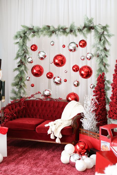 family christmas portrait setup idea red and silver Christmas Party Backdrop, Christmas Booth, Photo Backdrop Christmas, Xmas Photos, Christmas Photo Booth, Christmas Shoot, Christmas Themes Decorations, Christmas Backdrops, 12 December