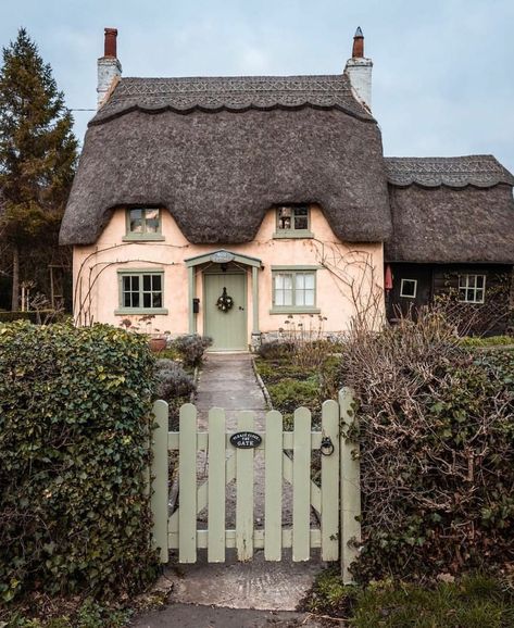 Veranda Magazine on Instagram: “A fairytale cottage in Warwickshire. ✨ | 📸: @postcardsbyhannah #england #regram” English Country Cottages, Veranda Magazine, Cute Cottages, English Country Cottage, Stone Cottages, Irish Cottage, Fairytale Cottage, Thatched Cottage, Dream Cottage