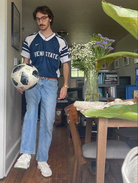 Summer Bloke Core, Men Soccer Outfit, Vintage Jersey Outfit Men, Jersey Outfit Men Soccer, Vintage T Shirts Outfit, Polo Vintage Outfit, How To Style Soccer Jersey Outfit, Styling Soccer Jersey, Football Jersey Streetwear