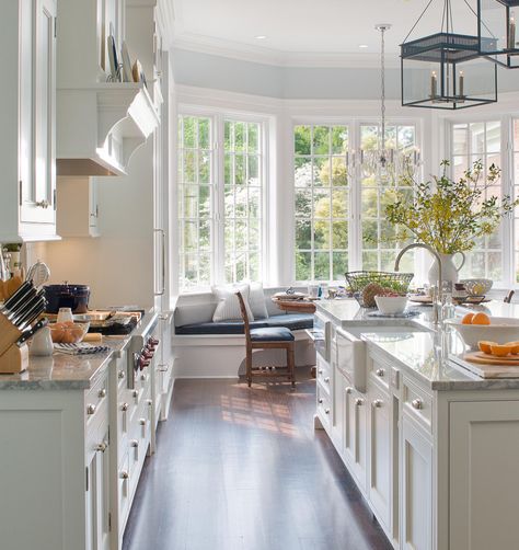 Living Room Layout Bay Window, Kitchen Land, Hamptons Kitchen, Coastal Kitchen Design, Coastal Kitchen Decor, Beach Kitchen, Living Room Layout, Window Seats, Classic Kitchen