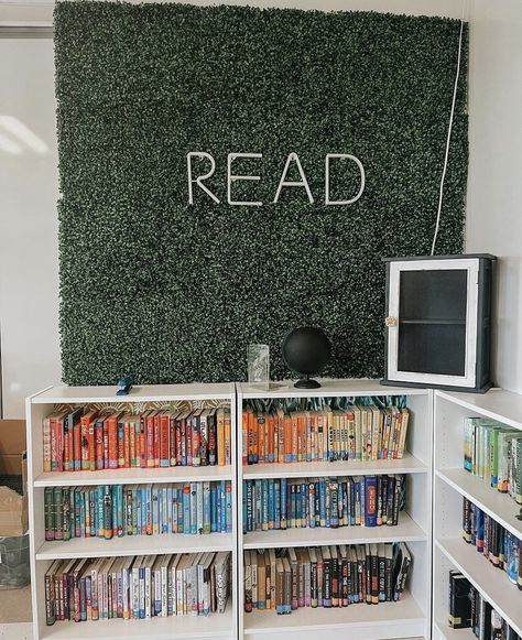 Class Library Room Ideas, Anthropologie Classroom, Modern Classroom Decor High Schools, Male Classroom Decor Middle School, High School Ela Classroom Setup, Classroom Ideas High School Decorating, Classroom With Couch, Classroom Library Middle School, Goth Teacher Classroom