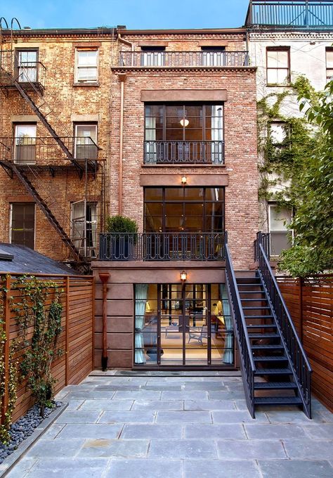 Renovation Facade, Nyc Townhouse, Townhouse Exterior, Casa Loft, Townhouse Designs, House Extension Design, Narrow House, Casas Coloniales, Hus Inspiration