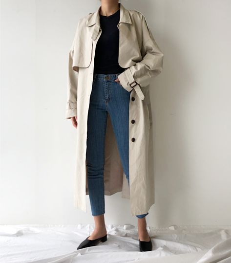 I'm Loving This Classic Trench Coat Outfit for Spring Casual Chic Spring, Emily Vancamp, Trench Coat Outfit, Coat Outfit, Classic Trench Coat, Estilo Chic, Instagram Outfits, Coat Outfits, Mode Inspo