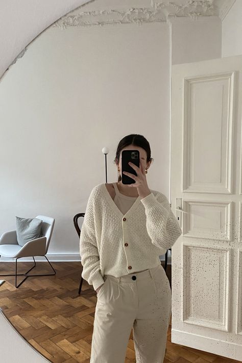 All White And Cream Outfit, Cream Knitted Cardigan Outfit, Knitted Cardigan Outfit Aesthetic, White Cardigan Sweater Outfit, Cream Knit Cardigan Outfit, Beige And Cream Outfits, Outfit With White Cardigan, Neutral Color Outfits Aesthetic, Scandi Aesthetic Outfit