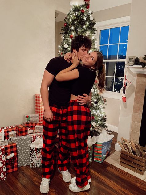 Christmas Couple Photos, Christmas Couple Pictures, Matching Christmas Outfits, Couples Christmas, Couple Fits, Cute Date Ideas, Couple Pajamas, Matching Christmas Pajamas, Cute Couple Outfits