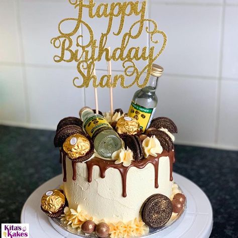 Kita’s Kakes on Instagram: �“Time flies when you’re having rum🤪🥃⁣ ⁣ ⁣ 6” vanilla drip cake with vanilla frosting. Topped with Wray&nephew bottles and a mixture of…” Cakes With Alcohol Bottles, Vanilla Drip Cake, 60th Birthday Ideas For Dad, Alcohol Birthday Cake, Superhero Birthday Cake, 18th Bday, Rum Bottle, Nephew Birthday, Creative Food Art