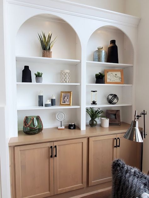 Room Bookshelf, Built In Shelves Living Room, Living Room Built Ins, Decorating Bookshelves, Apartment Decoration, Built In Bookcase, Parade Of Homes, Bookshelf Decor, Room Remodeling