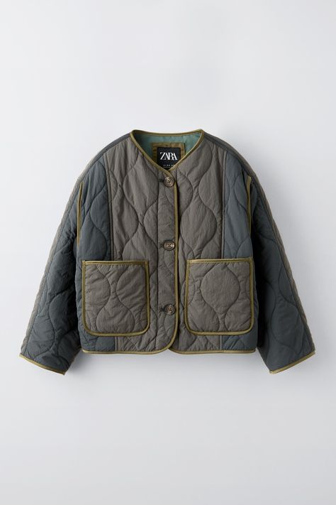 QUILTED JACKET Collarless Quilted Jacket Outfit, Artsy Winter Fashion, Jacket Trends 2024 Fall, Cool Winter Fashion, Maine Fashion Fall, What To Wear In 40 Degree Weather, White Quilted Jacket Outfit, Wardrobe Capsule 2024, Fall Jackets 2024