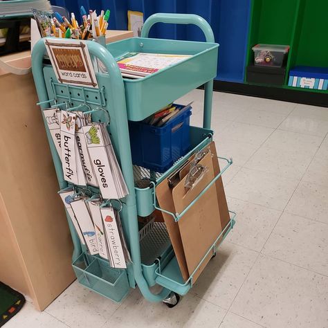 Portable Writing Center, Preschool Writing Center Set Up Ideas, Writing Center Organization, Kindergarten Centres, Kindergarten Routines, Classroom Writing Center, Writing Center Preschool, Pre-k Writing, Preschool Tables