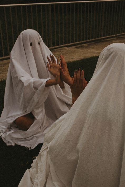 Tiktok ghost photoshoot Best Friend Pictures Ideas, Friend Pictures Ideas, Best Friend Pictures Photo Shoots, Ghost Photoshoot, Pumpkin Patch Photoshoot, Sheet Ghost, Ghost Photography, Halloween Photography, Ghost Pictures