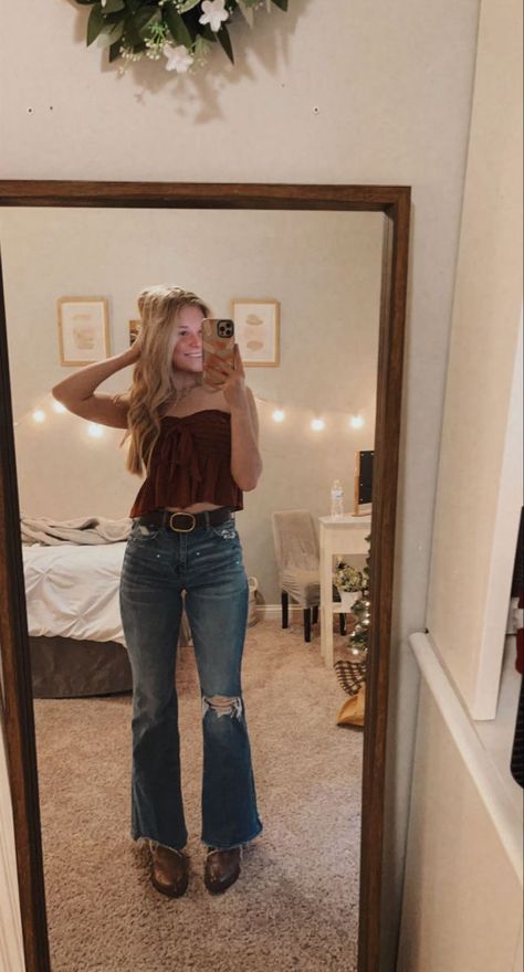 Country Outfits Dancing, Morgan Wallen Concert Outfit Flare Jeans, Basic Country Concert Outfit, Country Concert Outfit Luke Bryan, Simple Cute Concert Outfits, Country Vacation Outfits, Country Outfit Ideas For Women, Country Line Dancing Outfit Summer, Rodeo Outfits Simple