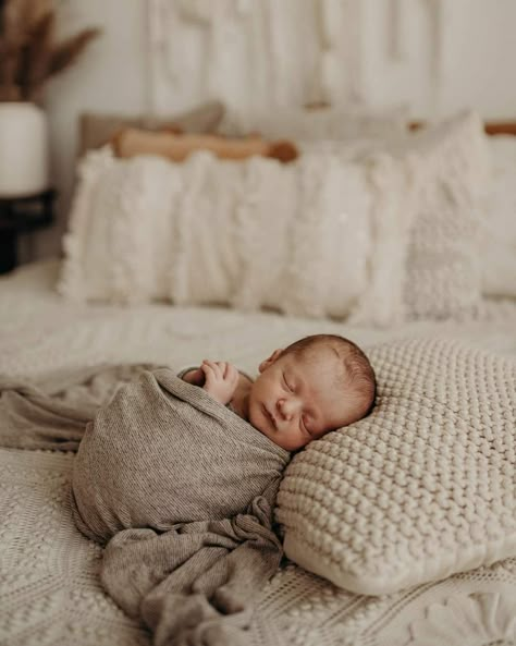 Simple Newborn Photos, Newborn Family Pictures, Baby Boy Newborn Pictures, Newborn Photos Boy, Foto Newborn, Lifestyle Newborn Photos, Newborn Photography Boy, Newborn Photography Studio, Newborn Family Photography